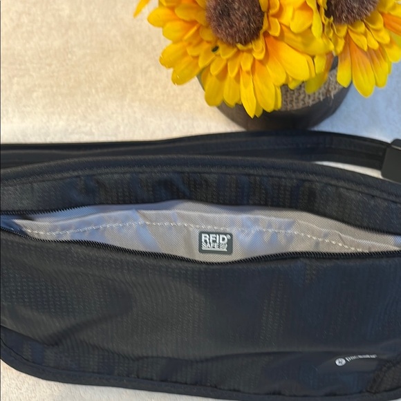 Pacsafe Midnight Black Belt Bag - Picture 5 of 6